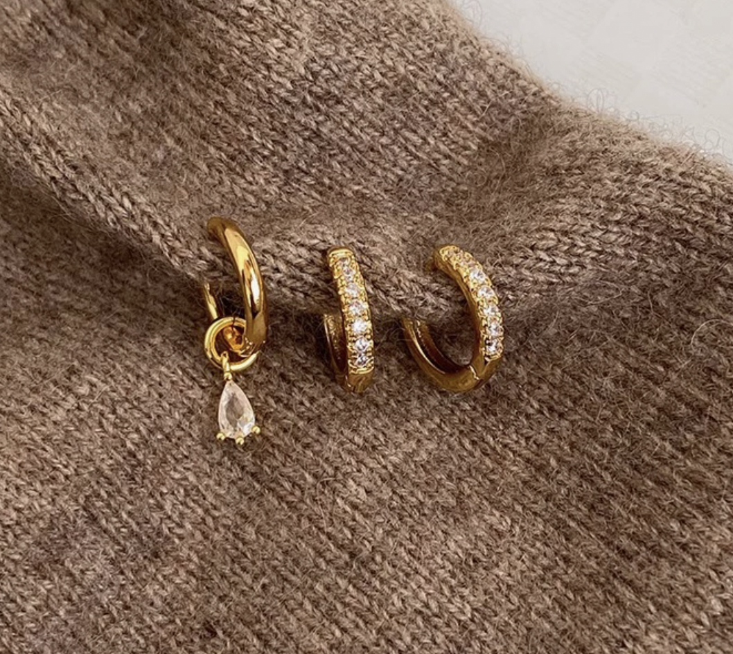Conjunto de aro con brillo dorado