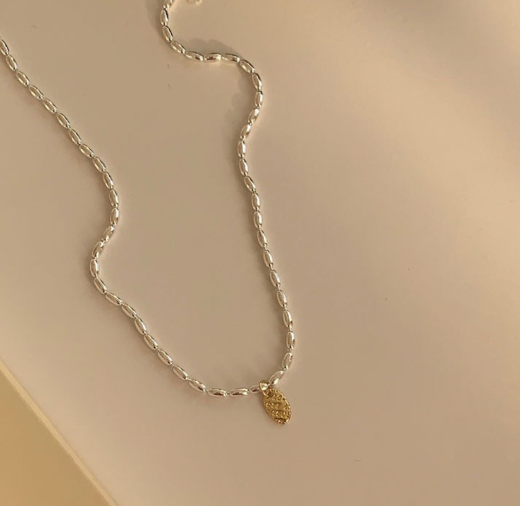 Collar con dije de hoja de plata y oro