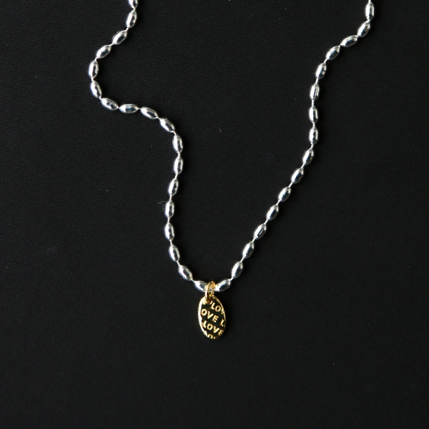 Collar con dije de hoja de plata y oro