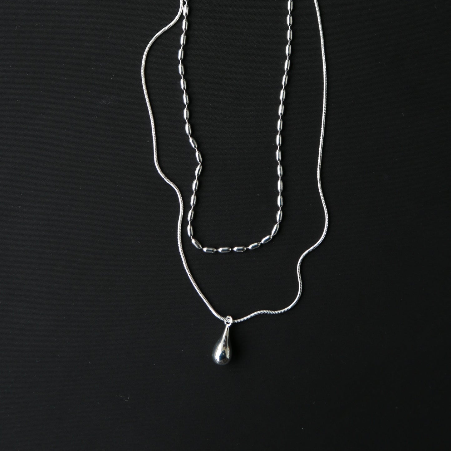 Collar de capas con gotas de rocío retorcidas
